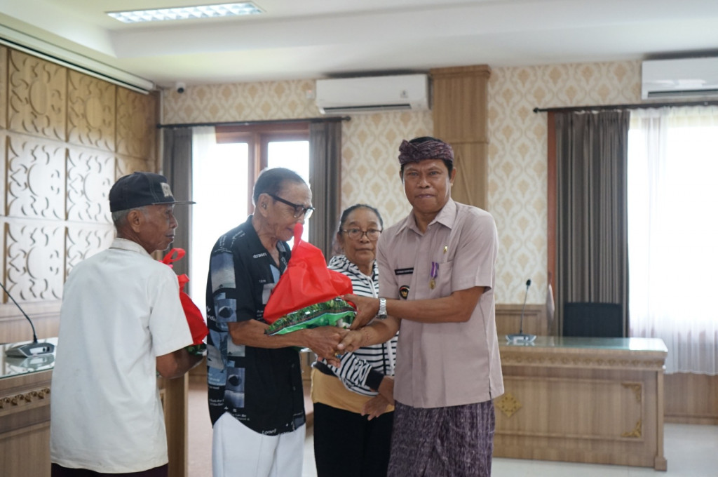 Penyerahan Sembako Tahap Kedua untuk Lansia Usia 80 Tahun ke Atas di Desa Pererenan